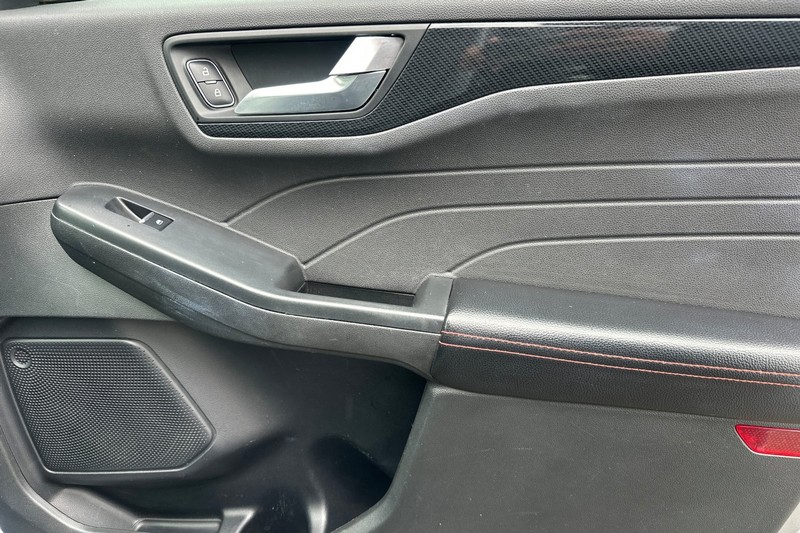 Ford Escape Vehicle Full-screen Gallery Image 21