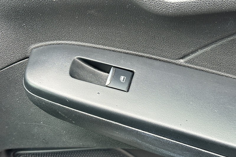 Ford Escape Vehicle Full-screen Gallery Image 22