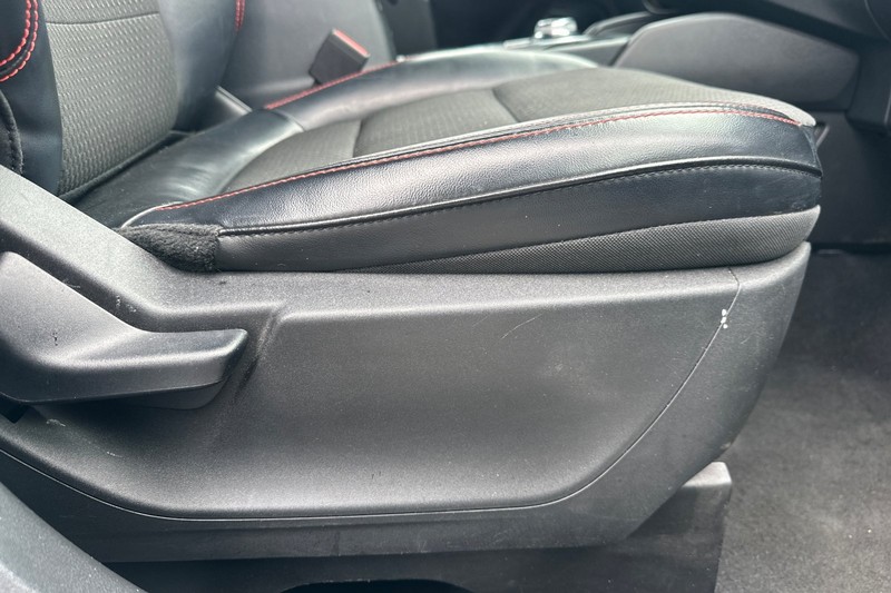 Ford Escape Vehicle Full-screen Gallery Image 23