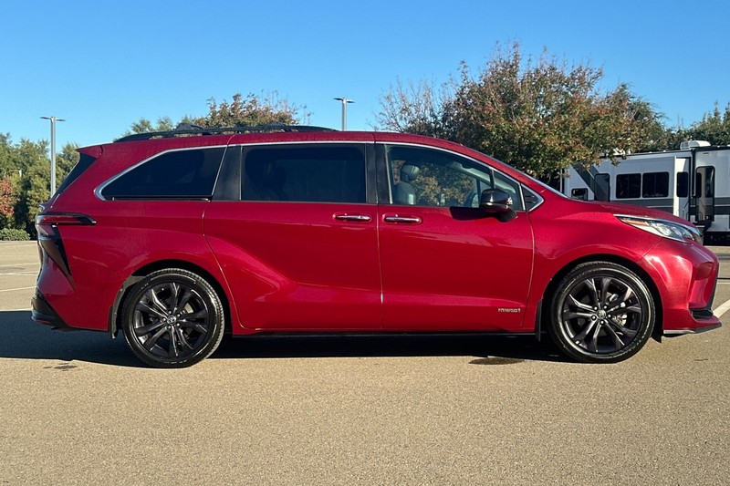 Toyota Sienna Vehicle Full-screen Gallery Image 03