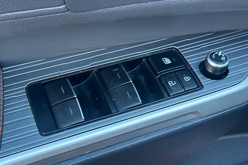 Toyota Sienna Vehicle Full-screen Gallery Image 12