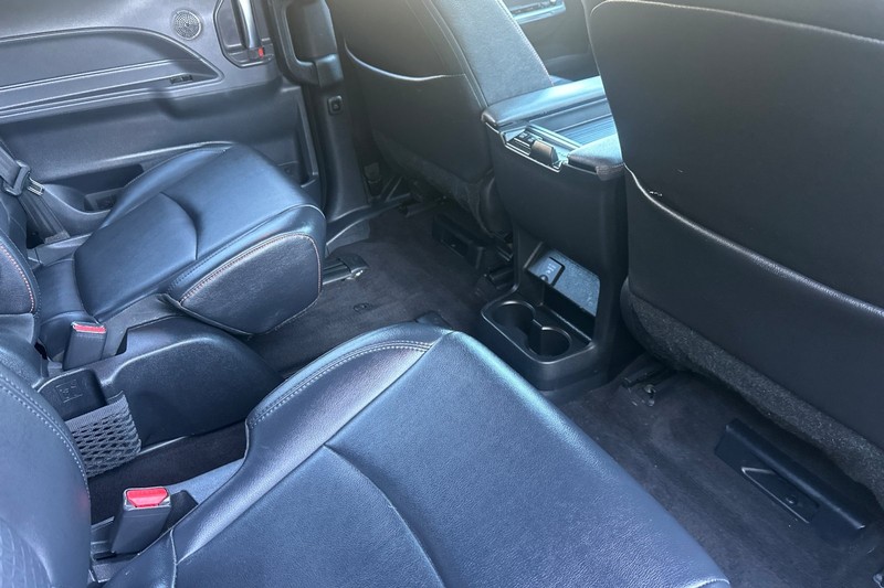 Toyota Sienna Vehicle Full-screen Gallery Image 19