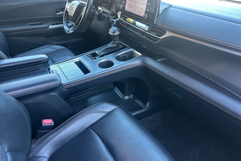 Toyota Sienna Vehicle Full-screen Gallery Image 20