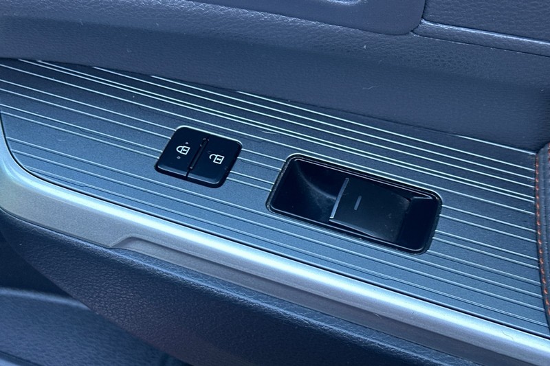 Toyota Sienna Vehicle Full-screen Gallery Image 23