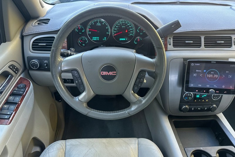 GMC Sierra 2500HD Vehicle Full-screen Gallery Image 16
