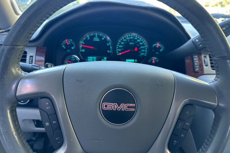 GMC Sierra 2500HD Vehicle Full-screen Gallery Image 33