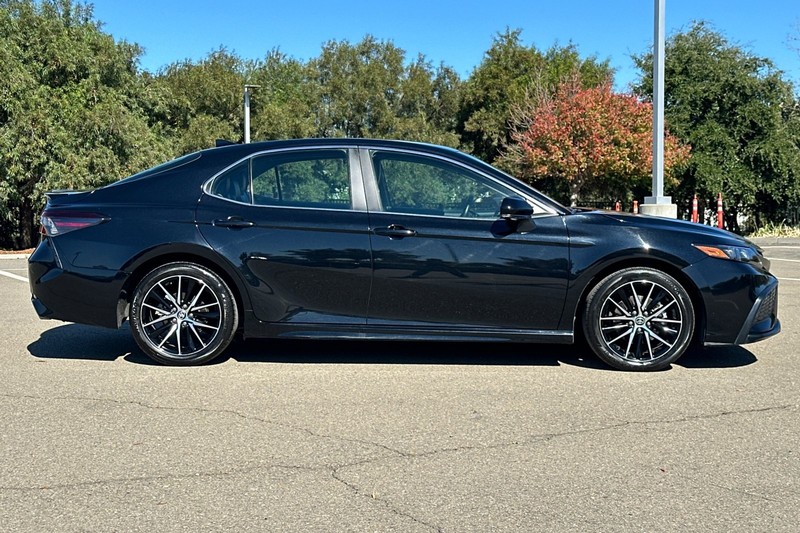 Toyota Camry Vehicle Full-screen Gallery Image 03