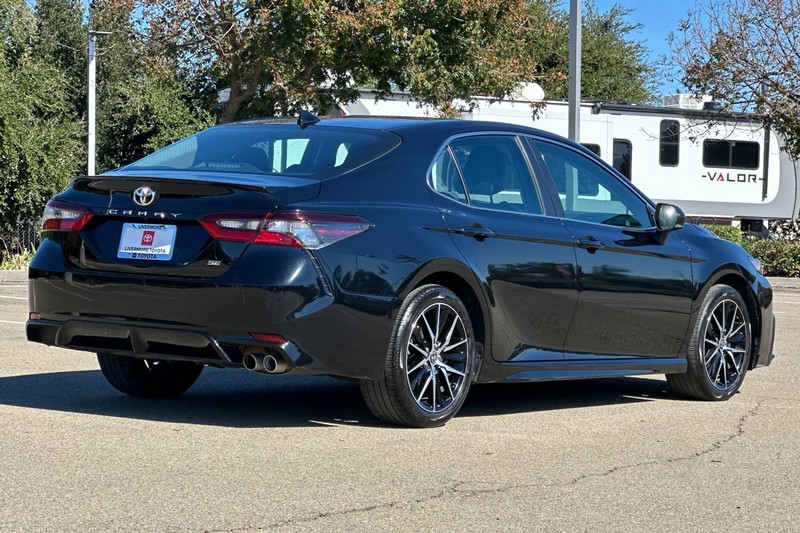 Toyota Camry Vehicle Full-screen Gallery Image 04