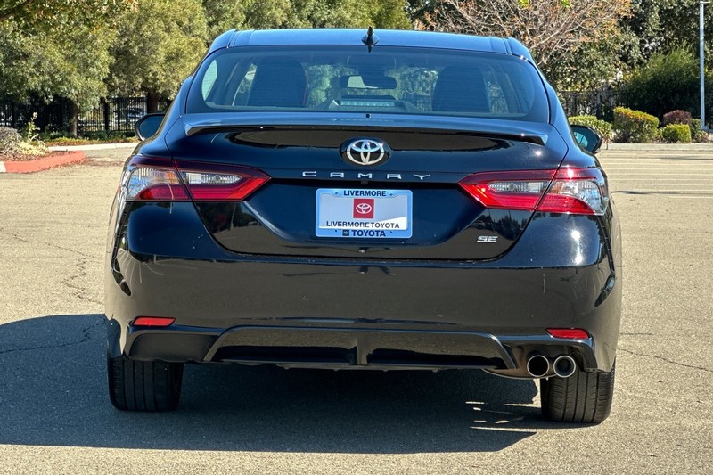 Toyota Camry Vehicle Full-screen Gallery Image 05