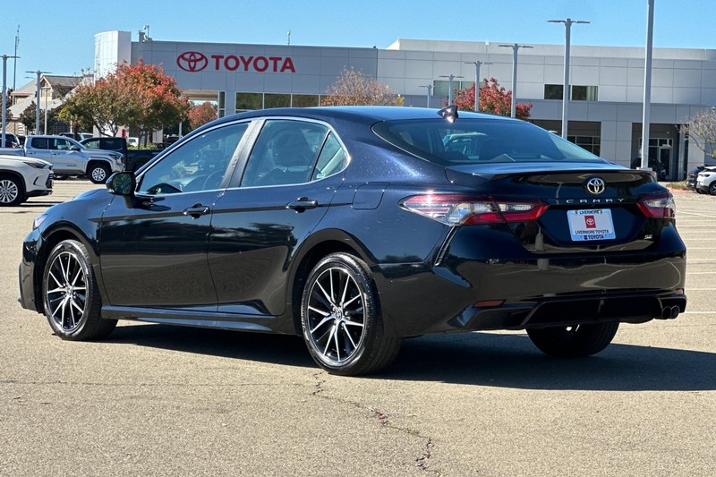 Toyota Camry Vehicle Full-screen Gallery Image 06