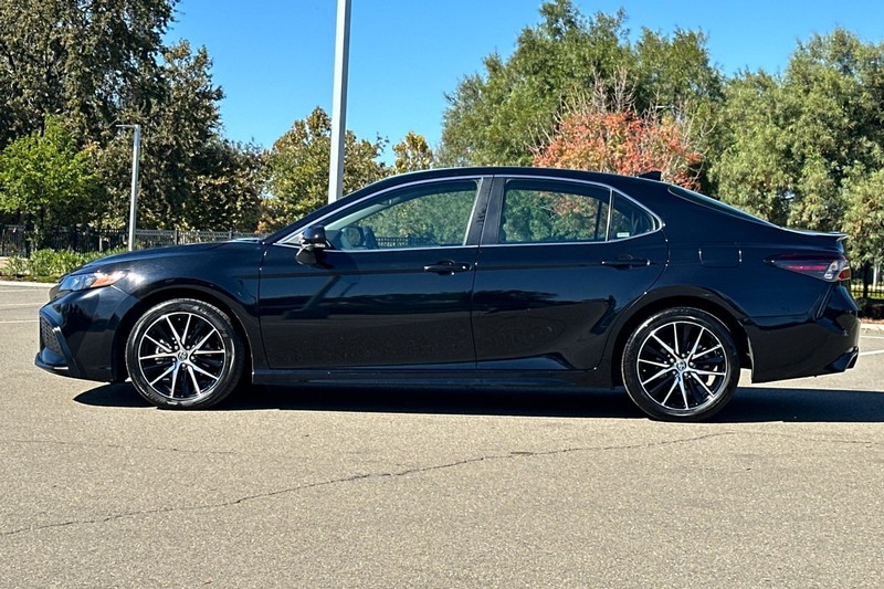 Toyota Camry Vehicle Full-screen Gallery Image 07