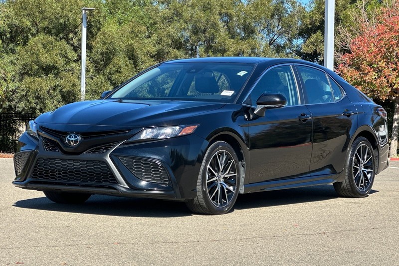 Toyota Camry Vehicle Full-screen Gallery Image 08