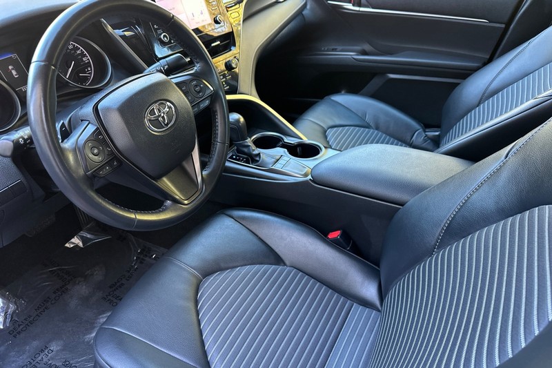 Toyota Camry Vehicle Full-screen Gallery Image 10