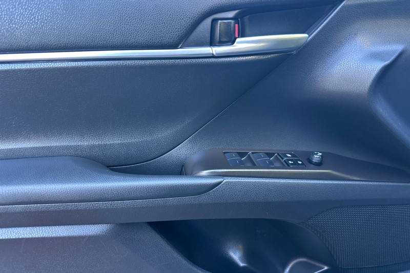 Toyota Camry Vehicle Full-screen Gallery Image 11