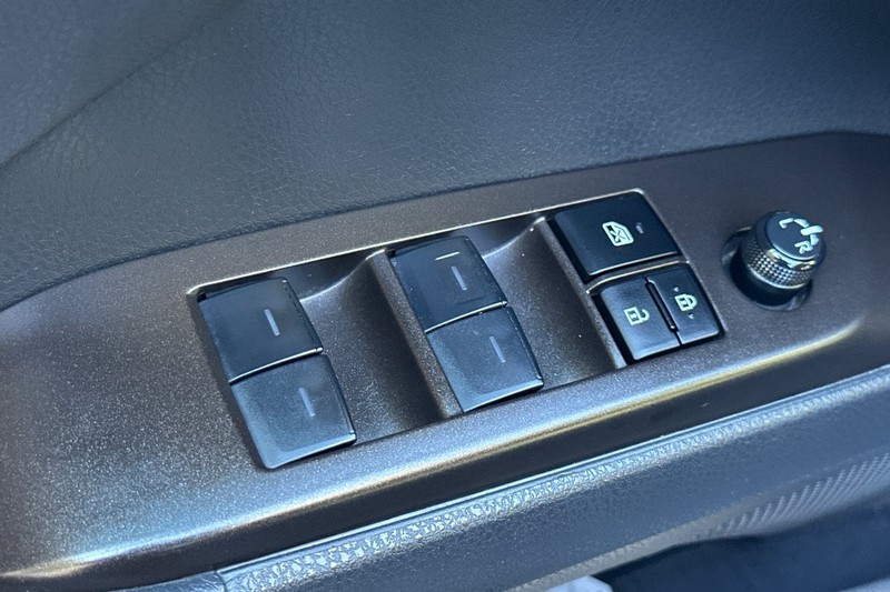 Toyota Camry Vehicle Full-screen Gallery Image 12