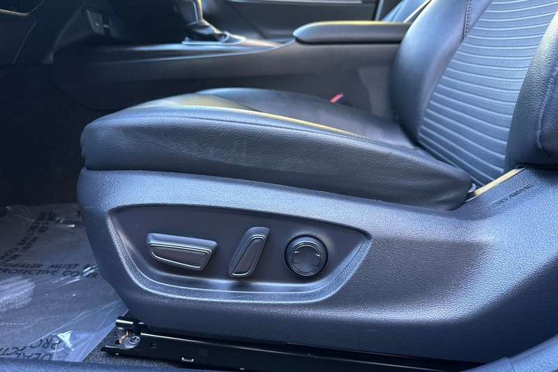 Toyota Camry Vehicle Full-screen Gallery Image 13