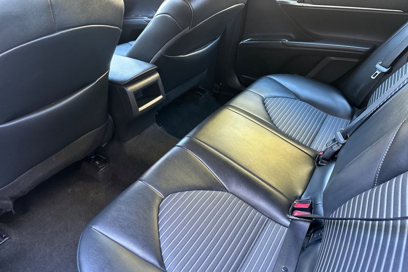 Toyota Camry Vehicle Full-screen Gallery Image 14