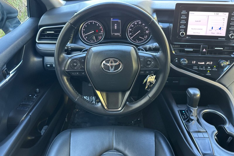 Toyota Camry Vehicle Full-screen Gallery Image 16