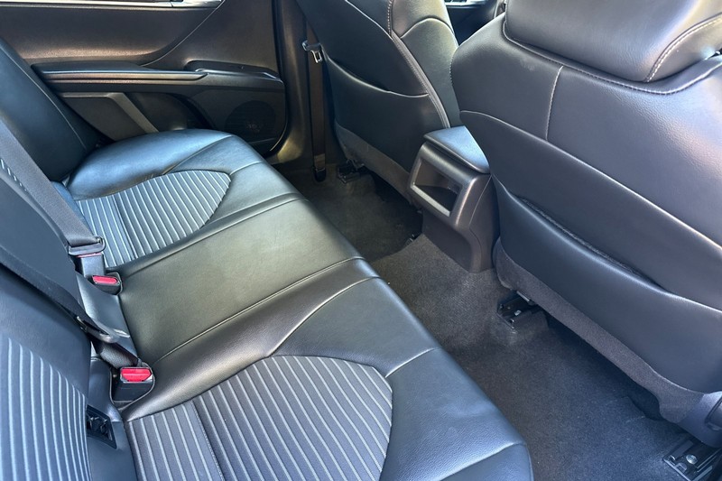 Toyota Camry Vehicle Full-screen Gallery Image 17