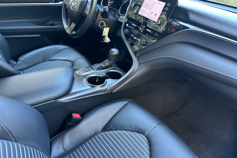 Toyota Camry Vehicle Full-screen Gallery Image 18