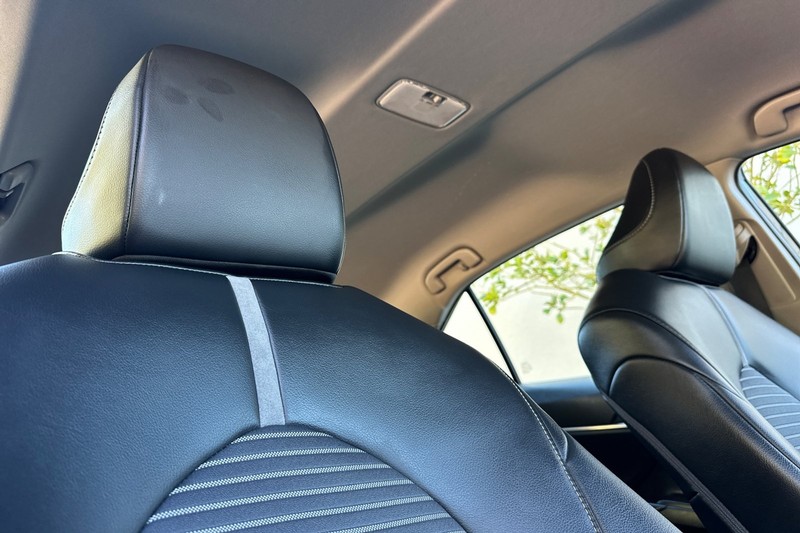 Toyota Camry Vehicle Full-screen Gallery Image 19