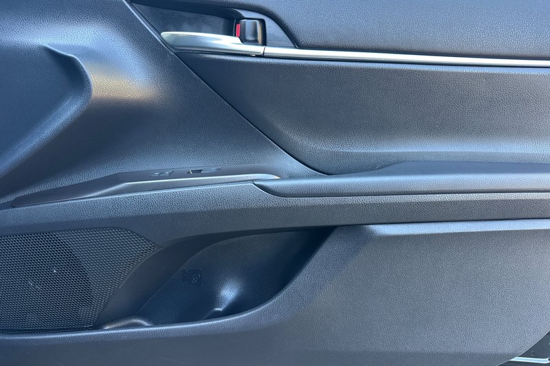 Toyota Camry Vehicle Full-screen Gallery Image 20