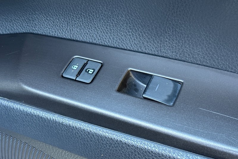 Toyota Camry Vehicle Full-screen Gallery Image 21