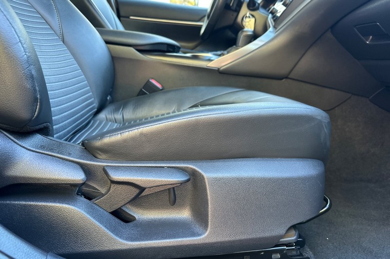 Toyota Camry Vehicle Full-screen Gallery Image 22