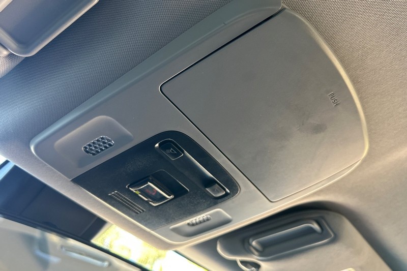 Toyota Camry Vehicle Full-screen Gallery Image 23