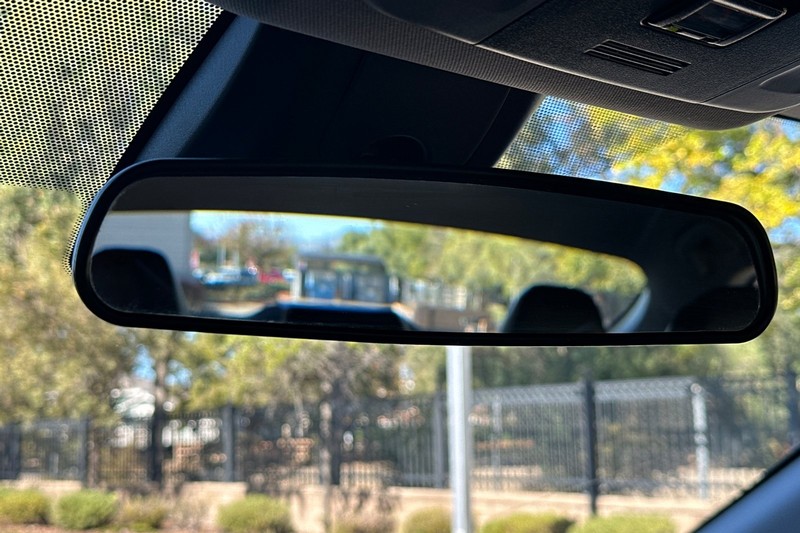 Toyota Camry Vehicle Full-screen Gallery Image 24