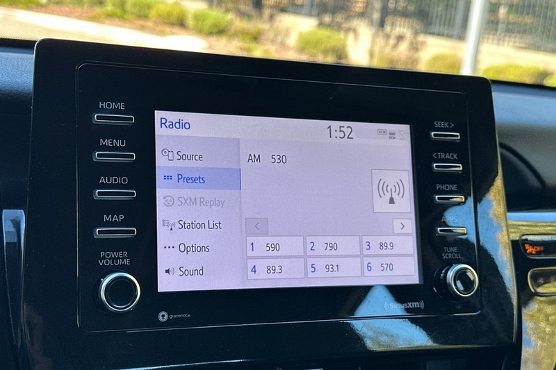 Toyota Camry Vehicle Full-screen Gallery Image 25