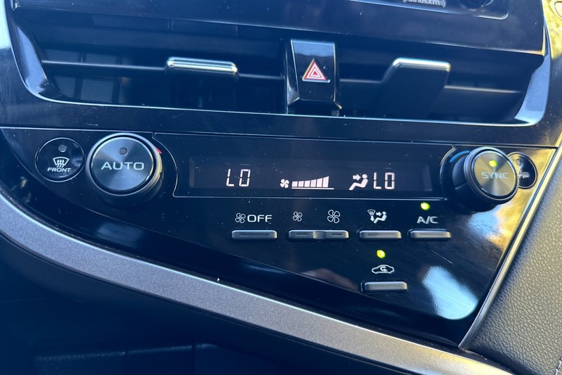 Toyota Camry Vehicle Full-screen Gallery Image 27