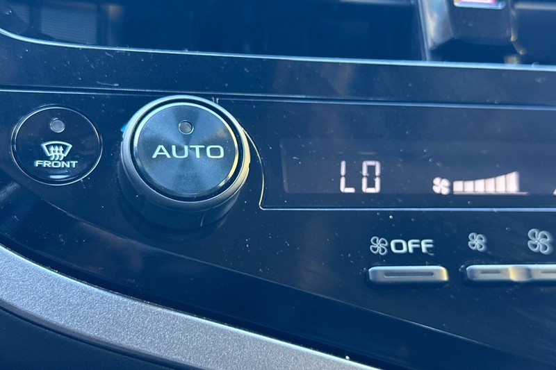 Toyota Camry Vehicle Full-screen Gallery Image 28