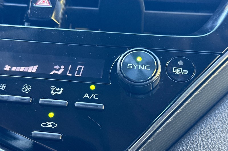 Toyota Camry Vehicle Full-screen Gallery Image 29