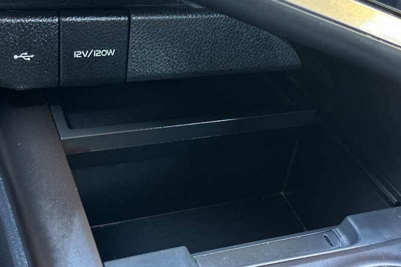 Toyota Camry Vehicle Full-screen Gallery Image 30