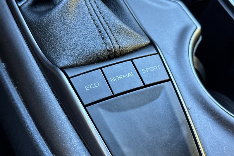 Toyota Camry Vehicle Full-screen Gallery Image 31