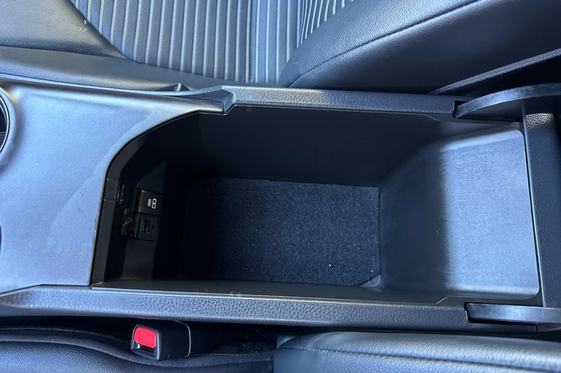 Toyota Camry Vehicle Full-screen Gallery Image 32