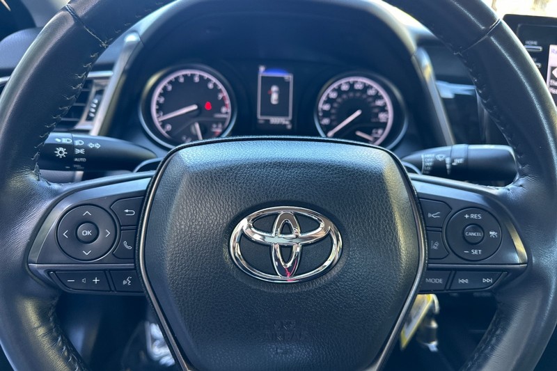 Toyota Camry Vehicle Full-screen Gallery Image 34