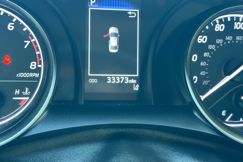 Toyota Camry Vehicle Full-screen Gallery Image 40