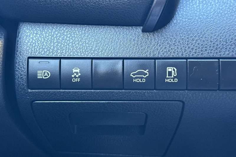 Toyota Camry Vehicle Full-screen Gallery Image 41