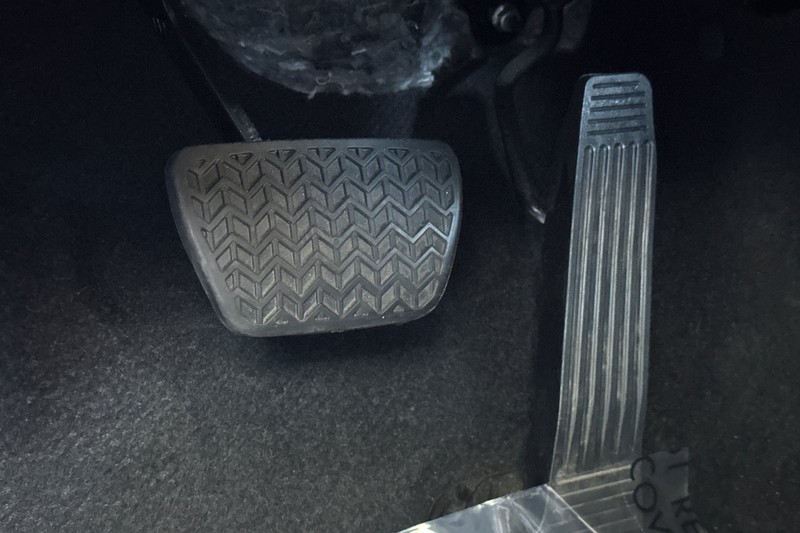 Toyota Camry Vehicle Full-screen Gallery Image 42