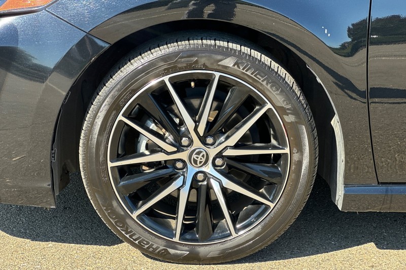 Toyota Camry Vehicle Full-screen Gallery Image 43