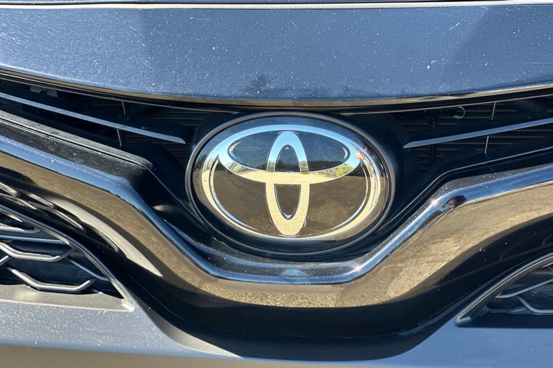 Toyota Camry Vehicle Full-screen Gallery Image 45