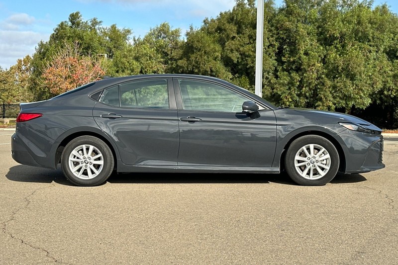 Toyota Camry Vehicle Full-screen Gallery Image 03