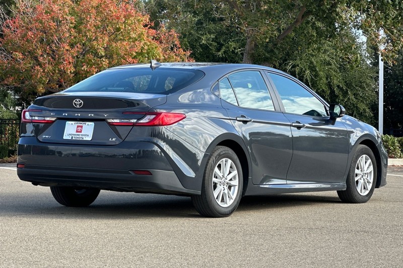 Toyota Camry Vehicle Full-screen Gallery Image 04