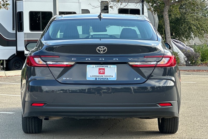 Toyota Camry Vehicle Full-screen Gallery Image 05