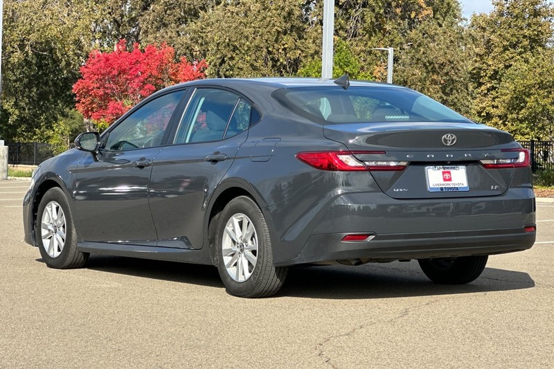 Toyota Camry Vehicle Full-screen Gallery Image 06