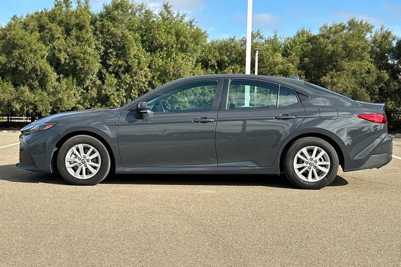 Toyota Camry Vehicle Full-screen Gallery Image 07