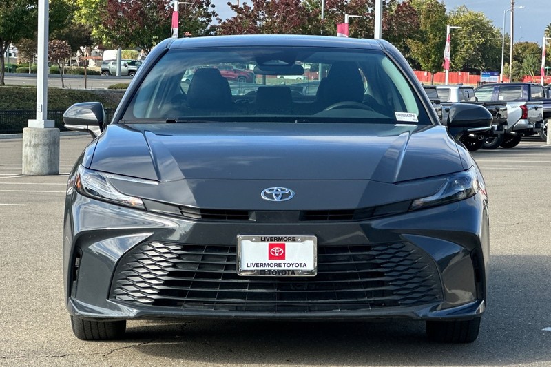 Toyota Camry Vehicle Full-screen Gallery Image 09