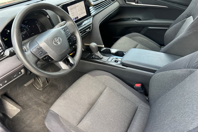 Toyota Camry Vehicle Full-screen Gallery Image 10